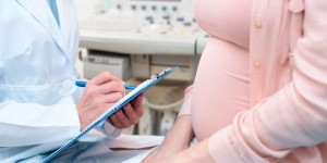 试管婴儿促排期间为什么检查白带？试管促排期间有分泌物正常吗？
